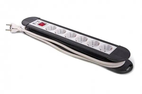 HBM stekkerdoos 6 Voudig 1,5 meter kabel 3 x 1,5 mm met schakelaar
