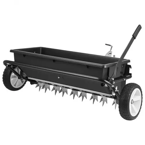 VEVOR gazonbeluchter op aanhanger, 81 cm strooibreedte, strooier met universele koppeling, tuinzaaimachine en grondbeluchter met een capaciteit van 45 kg en 10 inch wielen, verticuteermachine voor ATV's en UTV's